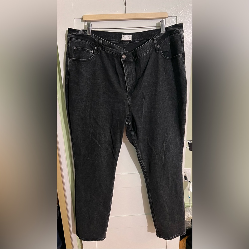 Abercrombie brand new, never worn, Ultra High Rise 90s Slim
Straight Jean.